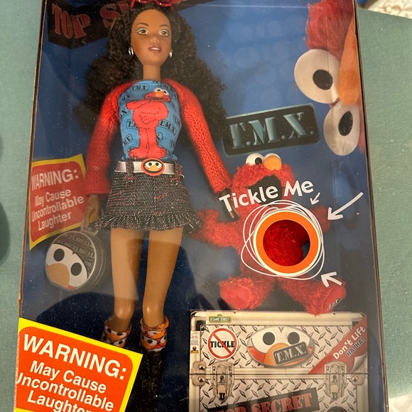Vintage Barbie and Elmo in original box. Collector’s item. - Picture 3 of 7